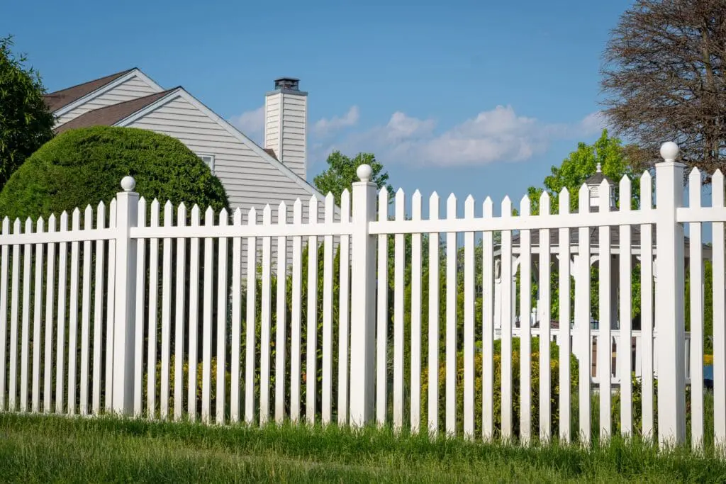 white vinyl fence